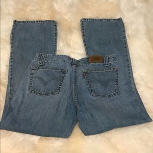 525 Levi’s women’s size 8M lighter blue. Cute style and in excellent condition